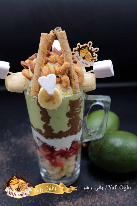 إمبراطور افوكادو مع قشطة وعسل ومكسرات