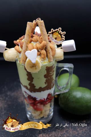 إمبراطور افوكادو مع قشطة وعسل ومكسرات