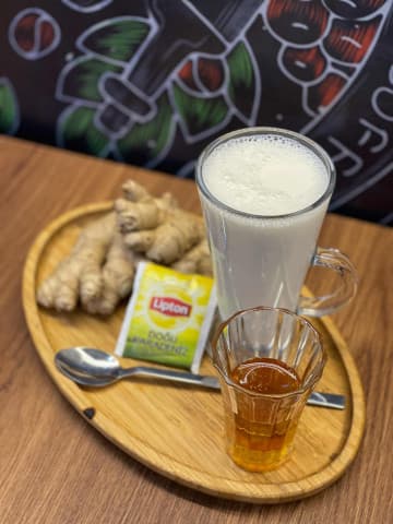 حليب وزنجبيل وعسل وظرف شاي شاي صومالي